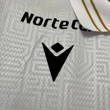 Carregar imagem no visualizador da galeria, CAMISA VITÓRIA GUIMARÃES - FORA/ AWAY - TORCEDOR - 24/25
