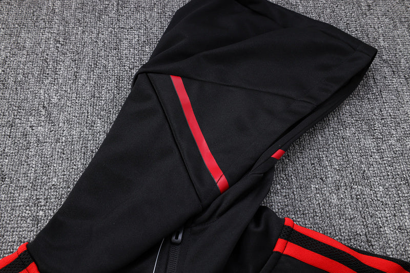 KIT PASSEIO COM CAPUZ - BAYERN DE MUNIQUE - PRETO E VERMELHO
