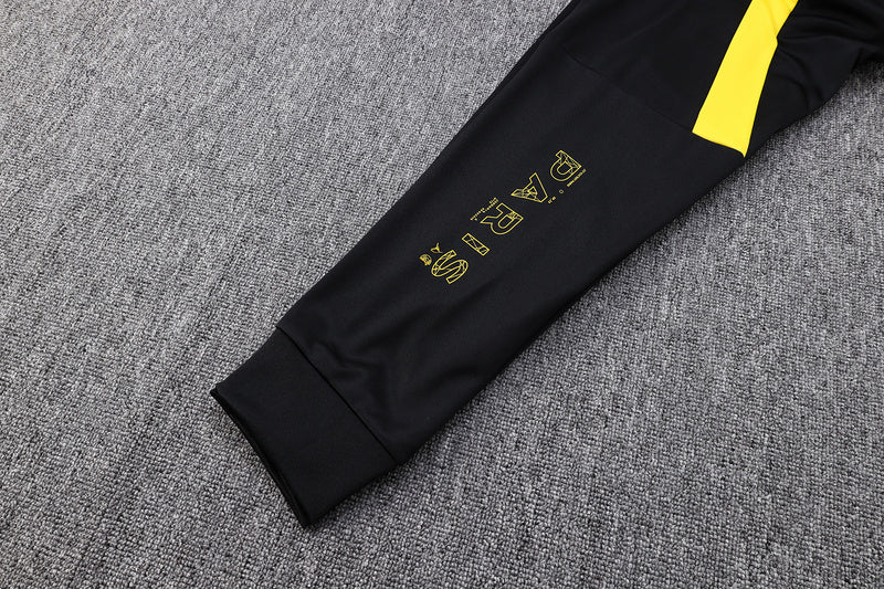 KIT PASSEIO COM CAPUZ - PARIS SAINT GERMAIN (PSG) - BRANCO, PRETO E AMARELO