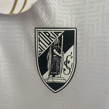 Carregar imagem no visualizador da galeria, CAMISA VITÓRIA GUIMARAES - CASA/ HOME - 24/25
