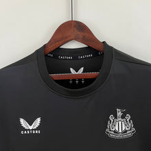 Carregar imagem no visualizador da galeria, CAMISA NEWCASTLE - TREINO/ TRAINING  - TORCEDOR - 23/24
