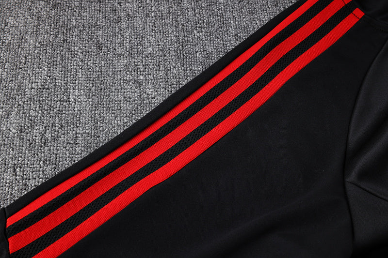KIT PASSEIO COM CAPUZ - MANCHESTER UNITED - PRETO E VERMELHO