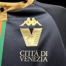 Carregar imagem no visualizador da galeria, CAMISA VENEZA - CASA/ HOME - TORCEDOR - 23/24
