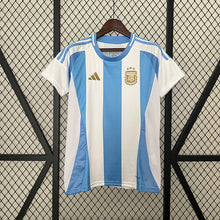 Carregar imagem no visualizador da galeria, CAMISA ARGENTINA - CASA/ HOME - TORCEDOR - 24/25
