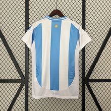 Carregar imagem no visualizador da galeria, CAMISA ARGENTINA - CASA/ HOME - TORCEDOR - 24/25
