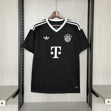 Carregar imagem no visualizador da galeria, CAMISA BAYERN DE MUNIQUE - BLACK - TORCEDOR - 24/25
