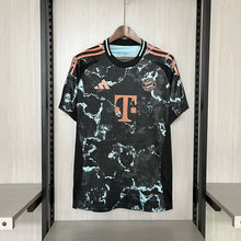 Carregar imagem no visualizador da galeria, CAMISA BAYERN DE MUNIQUE - FORA/ AWAY - TORCEDOR - 24/25
