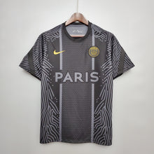 Carregar imagem no visualizador da galeria, CAMISA PARIS SAINT GERMAIN (PSG) - TREINO/TRAINING - PRETA E CINZA - TORCEDOR - 20/21
