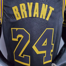 Carregar imagem no visualizador da galeria, CAMISA LOS ANGELES LAKERS - BLACK MAMBA - KOBE BRYANT FRENTE #8 E COSTAS #24
