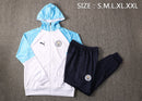KIT PASSEIO COM CAPUZ - MANCHESTER CITY - BRANCO E AZUL BEBÊ