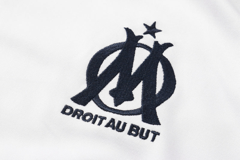 KIT PASSEIO COM CAPUZ - OLYMPIQUE DE MARSEILLE - BRANCO E AZUL CLARO - CITY EDITION
