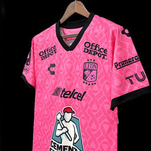 Carregar imagem no visualizador da galeria, CAMISA LEON - MÉXICO - ESPECIAL OUTUBRO ROSA - TORCEDOR - 21/22
