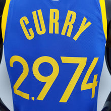 Carregar imagem no visualizador da galeria, CAMISA GOLDEN STATE WARRIORS - QUBRA DE RECORDE STEPHEN CURRY 2974 VEZES DE 3 - AZUL COM NIKE BRILHANTE - ICON EDITION 75TH ANNIVERSARY - 2021/ 2022
