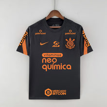 Carregar imagem no visualizador da galeria, CAMISA CORINTHIANS - TREINO - PRETA E LARANJA - TODOS OS PATROCÍNIOS - TORCEDOR - 22/23
