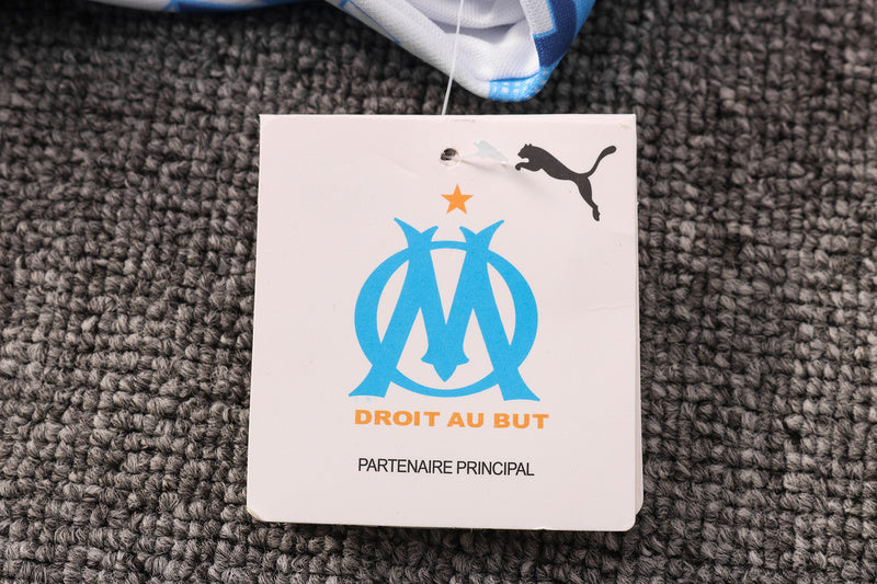 KIT PASSEIO COM CAPUZ - OLYMPIQUE DE MARSEILLE - BRANCO E AZUL CLARO - CITY EDITION