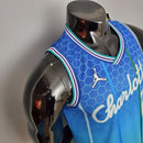 CAMISA CHARLOTTE HORNETS - AZUL COM JORDAN BRILHANTE - CITY EDITION 75TH ANNIVERSARY - 2021/ 2022