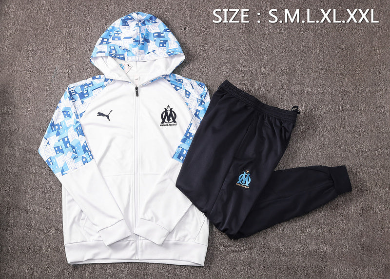KIT PASSEIO COM CAPUZ - OLYMPIQUE DE MARSEILLE - BRANCO E AZUL CLARO - CITY EDITION