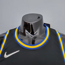 Carregar imagem no visualizador da galeria, CAMISA GOLDEN STATE WARRIORS - QUBRA DE RECORDE STEPHEN CURRY 2974 VEZES DE 3 - PRETA COM NIKE BRILHANTE - CITY EDITION 75TH ANNIVERSARY - 2021/ 2022
