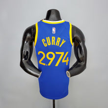 Carregar imagem no visualizador da galeria, CAMISA GOLDEN STATE WARRIORS - QUBRA DE RECORDE STEPHEN CURRY 2974 VEZES DE 3 - AZUL COM NIKE BRILHANTE - ICON EDITION 75TH ANNIVERSARY - 2021/ 2022
