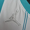 CAMISA CHARLOTTE HORNETS - BRANCA COM JORDAN BRILHANTE - ICON EDITION 75TH ANNIVERSARY - 2021/ 2022