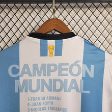 Carregar imagem no visualizador da galeria, CAMISA ARGENTINA - COMEMORATIVA COPA DO MUNDO - TORCEDOR - 22/23
