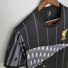 Carregar imagem no visualizador da galeria, CAMISA LIVERPOOL - RETRÔ EDIÇÃO ESPECIAL - TORCEDOR
