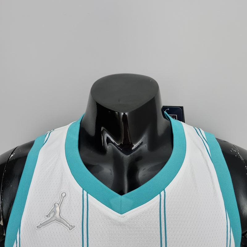 CAMISA CHARLOTTE HORNETS - BRANCA COM JORDAN BRILHANTE - ICON EDITION 75TH ANNIVERSARY - 2021/ 2022
