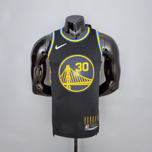 Carregar imagem no visualizador da galeria, CAMISA GOLDEN STATE WARRIORS - QUBRA DE RECORDE STEPHEN CURRY 2974 VEZES DE 3 - PRETA COM NIKE BRILHANTE - CITY EDITION 75TH ANNIVERSARY - 2021/ 2022
