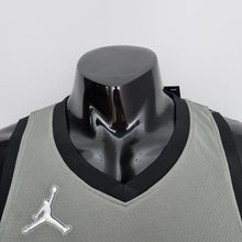 Carregar imagem no visualizador da galeria, CAMISA BROOKLYN NETS - ICON EDITION 75TH ANNIVERSARY - JORDAN BRILHANTE - CINZA - 2021/ 2022
