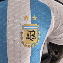 Carregar imagem no visualizador da galeria, CAMISA ARGENTINA - CASA/ HOME - JOGADOR - 22/ 23
