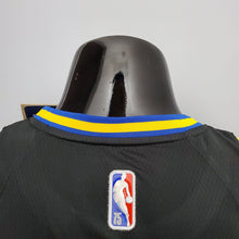 Carregar imagem no visualizador da galeria, CAMISA GOLDEN STATE WARRIORS - QUBRA DE RECORDE STEPHEN CURRY 2974 VEZES DE 3 - PRETA COM NIKE BRILHANTE - CITY EDITION 75TH ANNIVERSARY - 2021/ 2022
