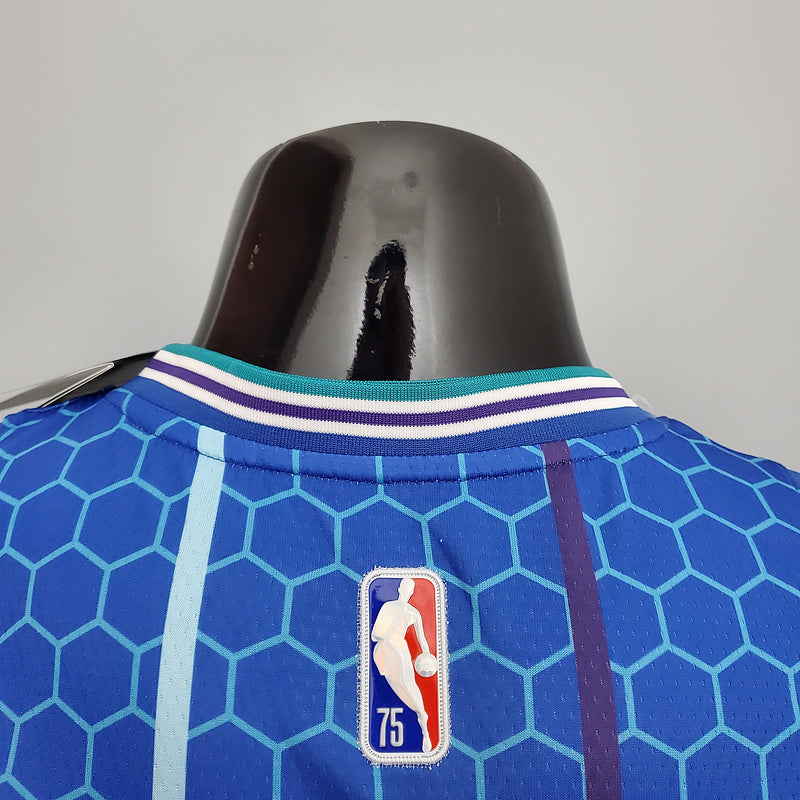 CAMISA CHARLOTTE HORNETS - AZUL COM JORDAN BRILHANTE - CITY EDITION 75TH ANNIVERSARY - 2021/ 2022