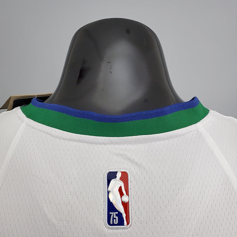 CAMISA DALLAS MAVERICKS - BRANCA COM NIKE BRILHANTE - CITY EDITION 75TH ANNIVERSARY - 2021/ 2022