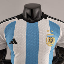 Carregar imagem no visualizador da galeria, CAMISA ARGENTINA - CASA/ HOME - JOGADOR - 22/ 23
