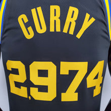 Carregar imagem no visualizador da galeria, CAMISA GOLDEN STATE WARRIORS - QUBRA DE RECORDE STEPHEN CURRY 2974 VEZES DE 3 - PRETA COM NIKE BRILHANTE - CITY EDITION 75TH ANNIVERSARY - 2021/ 2022
