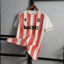 Carregar imagem no visualizador da galeria, CAMISA STOKE CITY - INGLATERRA - CASA / HOME - TORCEDOR - 22/23
