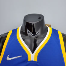 Carregar imagem no visualizador da galeria, CAMISA GOLDEN STATE WARRIORS - QUBRA DE RECORDE STEPHEN CURRY 2974 VEZES DE 3 - AZUL COM NIKE BRILHANTE - ICON EDITION 75TH ANNIVERSARY - 2021/ 2022
