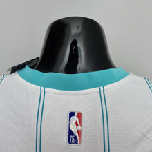 Carregar imagem no visualizador da galeria, CAMISA CHARLOTTE HORNETS - BRANCA COM JORDAN BRILHANTE - ICON EDITION 75TH ANNIVERSARY - 2021/ 2022
