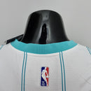 CAMISA CHARLOTTE HORNETS - BRANCA COM JORDAN BRILHANTE - ICON EDITION 75TH ANNIVERSARY - 2021/ 2022