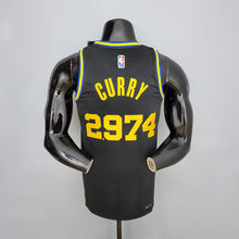 Carregar imagem no visualizador da galeria, CAMISA GOLDEN STATE WARRIORS - QUBRA DE RECORDE STEPHEN CURRY 2974 VEZES DE 3 - PRETA COM NIKE BRILHANTE - CITY EDITION 75TH ANNIVERSARY - 2021/ 2022
