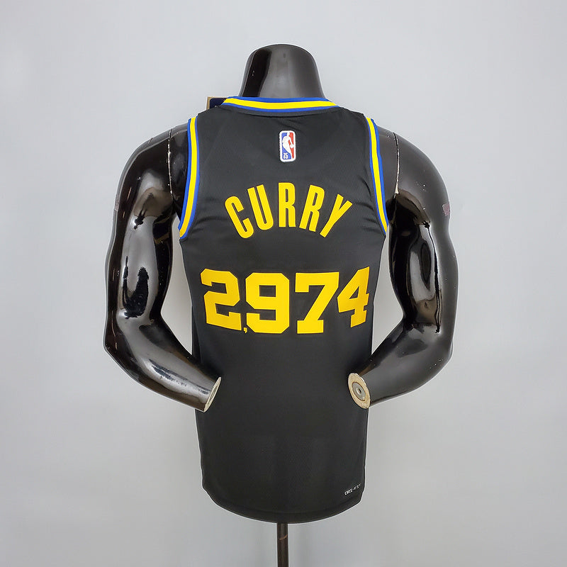 CAMISA GOLDEN STATE WARRIORS - QUBRA DE RECORDE STEPHEN CURRY 2974 VEZES DE 3 - PRETA COM NIKE BRILHANTE - CITY EDITION 75TH ANNIVERSARY - 2021/ 2022