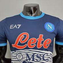 Carregar imagem no visualizador da galeria, CAMISA NAPOLI - HOMENAGEM A MARADONA - AZUL - JOGADOR - 21/22
