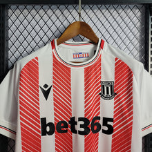 Carregar imagem no visualizador da galeria, CAMISA STOKE CITY - INGLATERRA - CASA / HOME - TORCEDOR - 22/23
