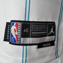 CAMISA CHARLOTTE HORNETS - BRANCA COM JORDAN BRILHANTE - ICON EDITION 75TH ANNIVERSARY - 2021/ 2022